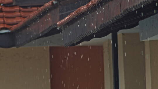 屋顶雨滴滴落视频素材模板下载