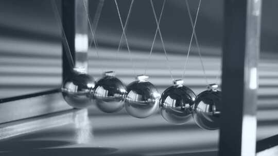 牛顿摆时间流逝艺术空镜