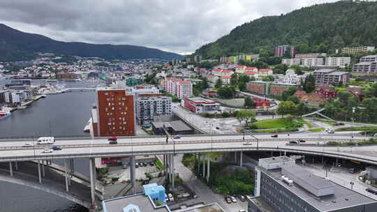 挪威卑尔根的无人机拍摄，桥梁和街道交通，