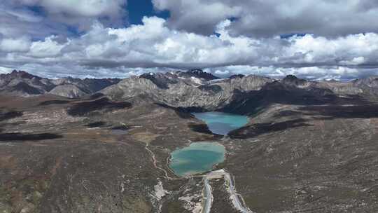 航拍晴朗天气下的四川甘孜姊妹湖风景