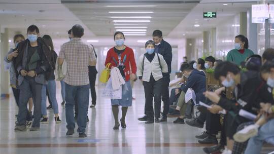 医院候诊人群医院患者医院人来人往