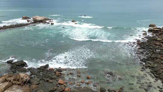 沿海海浪拍打礁石水花航拍俯拍