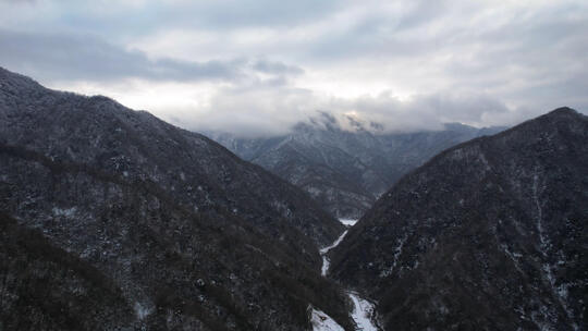 航拍湖北神农架冬天山峰雪景云海