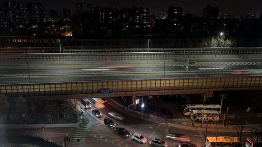 北京西二旗桥城市街道夜晚车来车往车水马龙