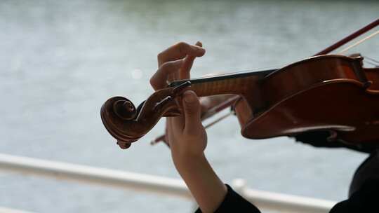 唯美镜头小提琴家海河边演奏3视频素材模板下载