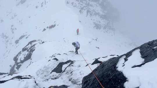 登山者攀登四川甘孜贡嘎山乡乌库楚雪山