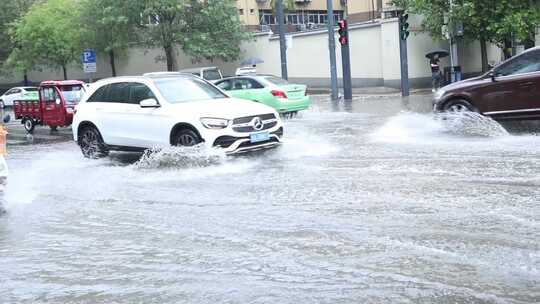 西安突发暴雨路面积水严重