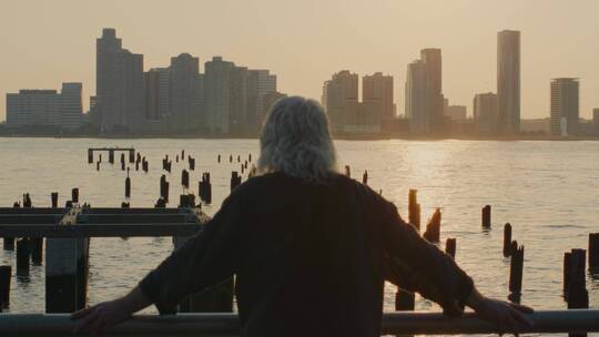 老年男人在河边看日落