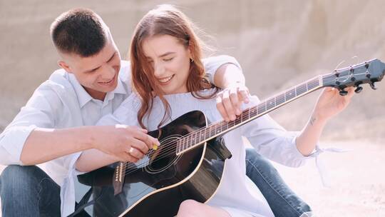 男朋友教女朋友如何弹吉他视频素材模板下载