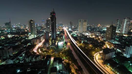 夜间车辆穿过一座明亮的城市