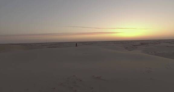 沙漠中一个人行走