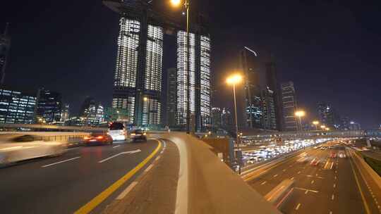 高峰时间在繁忙的城市道路上行驶的汽车