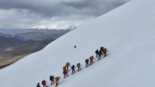 航拍攀登慕士塔格峰雪山冰川的登山队