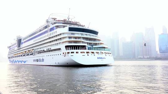 上海北外滩国际邮轮港停靠的邮轮