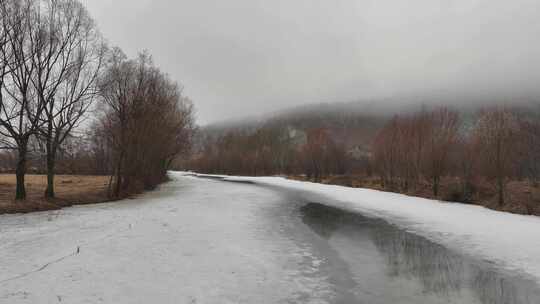 大兴安岭早春冰雪消融的河流