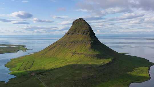 柯克朱费尔山。冰岛的山脉。白天高高的岩石和草地。视频素材模板下载