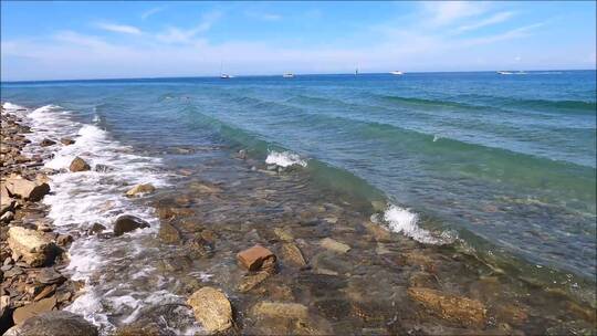 海浪冲击着岩石海岸视频素材模板下载