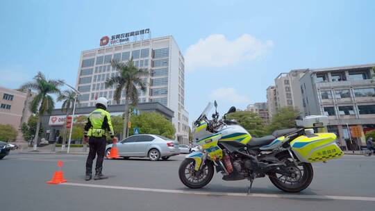 中国广东巡逻骑警视频检查车辆警察形象