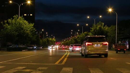 城市街道交通岗路口夜晚车流出租车