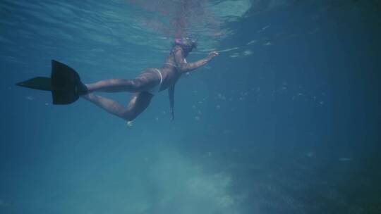 女人在海里浮潜视频素材模板下载