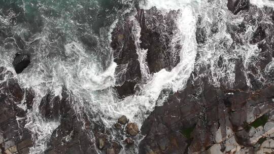 海浪拍打岩石海浪礁石大气海浪翻滚大海