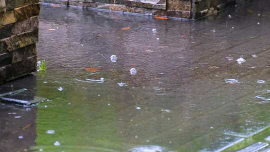 城市马路道路下雨天雨水雨滴街景街道街头风