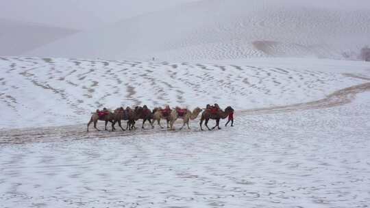 敦煌鸣沙山月牙泉冬天雪景航拍