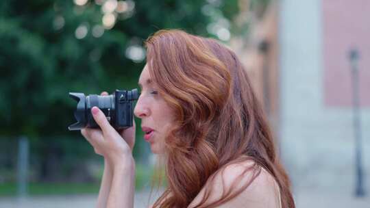 一个美女在户外拍照的特写视频素材模板下载