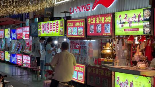 夜市小吃街鸡爪杂粮煎饼冰粉串串香麻辣烫视频素材模板下载