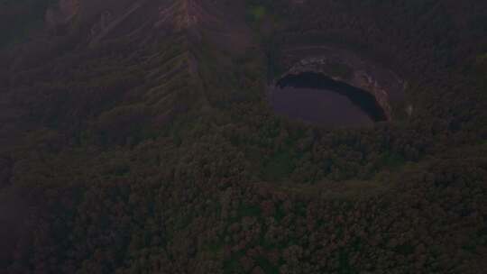 印度尼西亚克里穆图火山与绿色和蓝色火山口