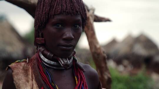 穿传统服饰的非洲母女视频素材模板下载