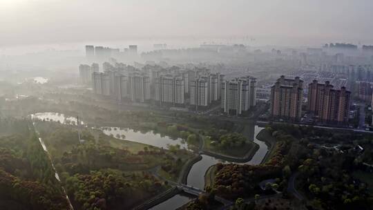 上海闵行梅陇镇清晨大雾大场景航拍4K。