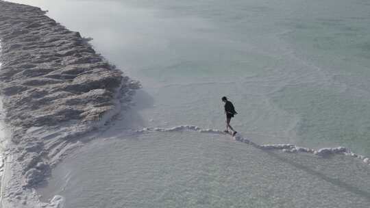 青海海西大柴旦翡翠湖湖面人物航拍视频(21)