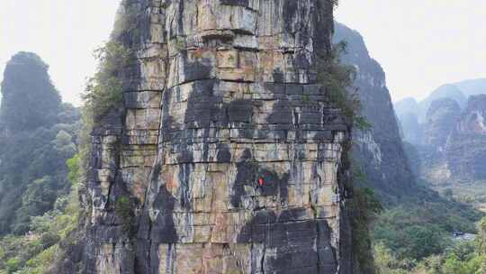 航拍结组攀登桂林阳朔拇指峰的攀岩者