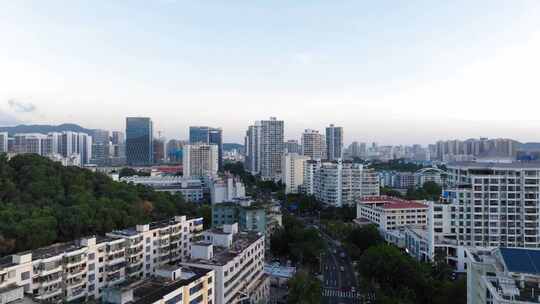 城市鸟瞰全景展示高楼与街道的景象