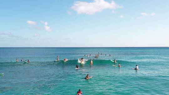 冲浪者乘着海浪冲浪视频素材模板下载