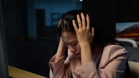 职场女性深夜工作显疲惫