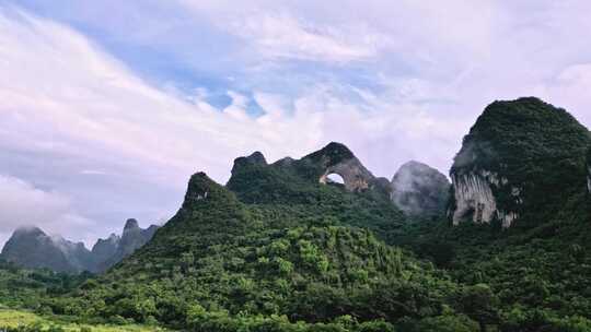 云雾缭绕的桂林阳朔月亮山景区风光