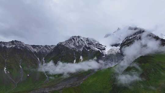 四川甘孜海螺沟景区航拍的金银山雪山风光