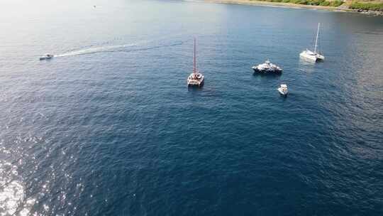 一架双体船在留尼汪岛附近载人和多艘船的无人机镜头。