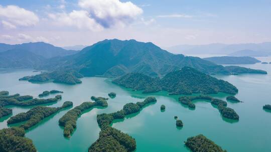 航拍杭州千岛湖大气磅礴蓝天白云大范围延时