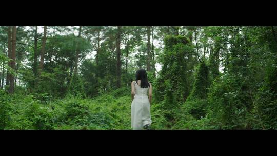 白色长裙女子迷失在森林里找寻视频素材模板下载