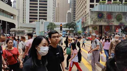 香港中心繁华人行道人来人往过马路慢动作