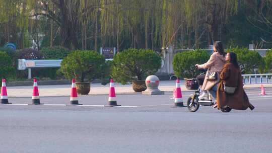 城市马路上班下班高峰期汽车车辆车流人流城视频素材模板下载