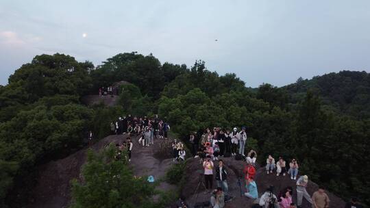 杭州宝石山上看日出的人群 航拍