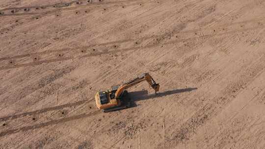 俯拍挖掘钻孔机在沙地打坑作业
