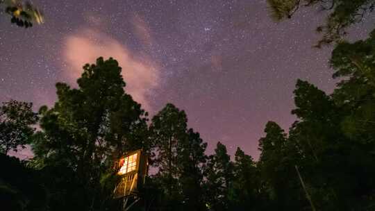 美丽的星空下的树屋延时特内里费岛