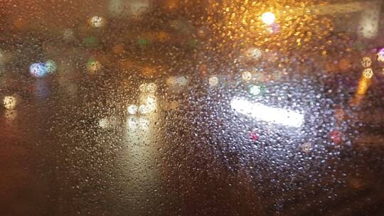 下雨车窗