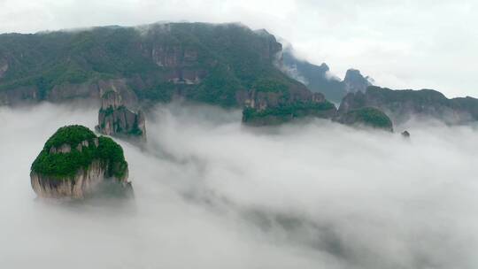 云海中的山峰