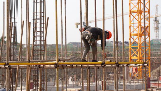 建筑工地上的农民工人视频素材模板下载